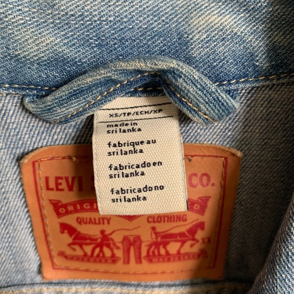 Selling this cute Levi’s jean jacket. Size XS. In perfect condition. - Picture 4 of 4